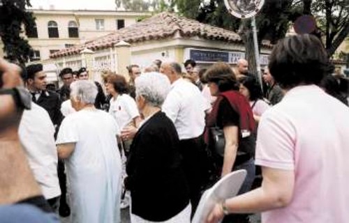 Μια άλλη εικόνα απ' τον πανικό στο προαύλιο του «Ελενα»