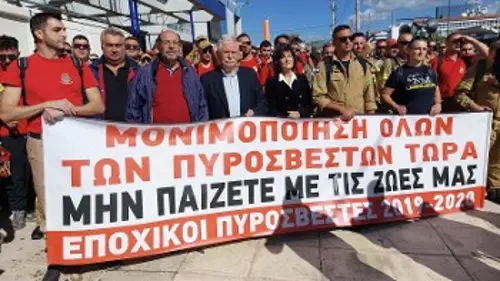 Η αντιπροσωπεία του ΚΚΕ μαζί με τους αγωνιζόμενους πυροσβέστες