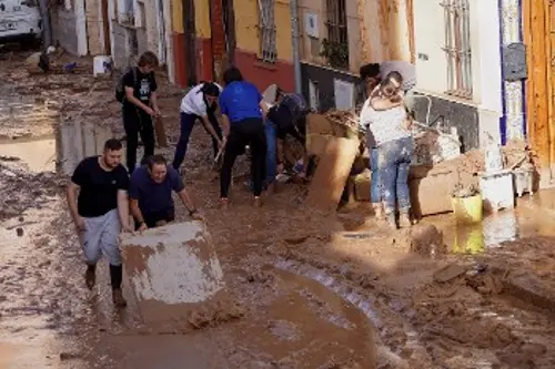 Οι άνθρωποι που θρηνούν τους νεκρούς τους ρίχνονται στη μάχη με τόνους λάσπης