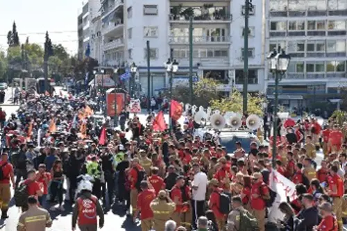 Οι εποχικοί πυροσβέστες υποδέχονται και γίνονται «ένα» με τους διανομείς