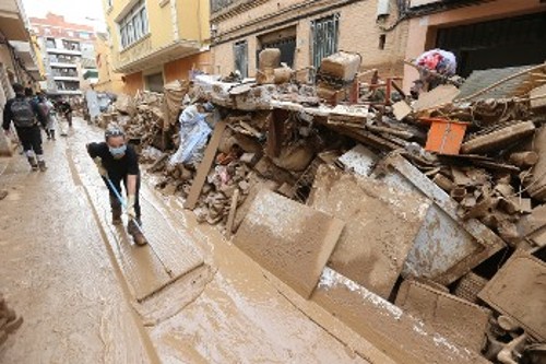 Συνεχίζεται η μάχη με τη λάσπη