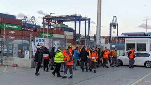 ...και στις προβλήτες της COSCO