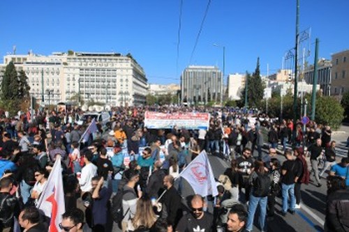 Σωματεία πλημμυρίζουν την Αμαλίας στο Σύνταγμα