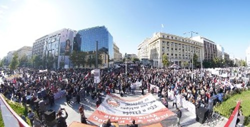 Πλήθος κόσμου στα Προπύλαια, γεμάτη διαδηλωτές όλη η Πανεπιστημίου