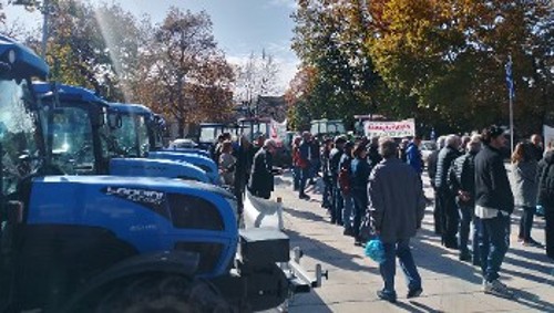 Με τα τρακτέρ τους διαδήλωσαν στην Ελασσόνα