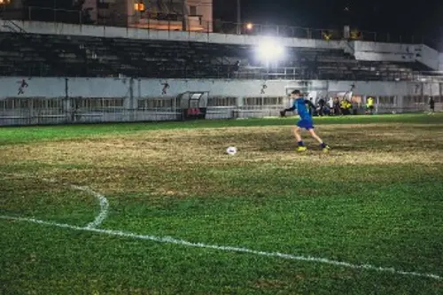 Αμεση είναι η ανάγκη αναβάθμισης του χλοοτάπητα στο γήπεδο ποδοσφαίρου του συγκροτήματος