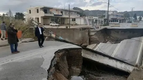 Το κλιμάκιο του ΚΚΕ στη «χάρτινη» γέφυρα στο Φαληράκι