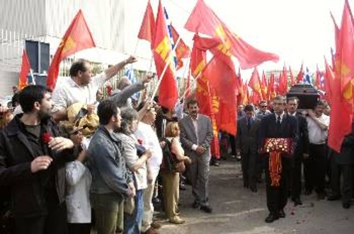 Να διαδηλώνεις μπροστά στην έδρα της ΚΕ του ΚΚΕ δεν είναι συνηθισμένο. Να όμως που χρειάστηκε κι αυτό. Για να δηλωθεί σε Ολομέλεια η απόφαση: Συνεχίζουμε!