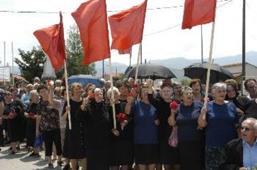 Μόνιμος σταθμός στο πέρασμά του η Σέκλιζα. Και πάντα μια κουβέντα με τους άντρες στην πλατεία.Τούτη τη φορά, ήταν οι αντάρτισσες που βγήκαν στο δρόμο να τον προϋπαντήσουν