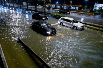 Η Λεωφόρος Ποσειδώνος, όπου συχνά βγαίνουν στο οδόστρωμα και βοθρολύματα