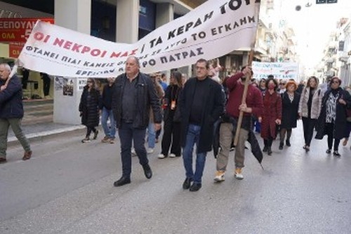 Στην πρώτη γραμμή της διαδήλωσης ο κομμουνιστής δήμαρχος Κ. Πελετίδης