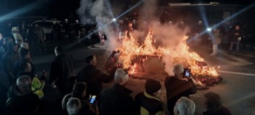 Φωτιά σε μπάλες άχυρου έβαλαν στο μπλόκο Γυρτώνης στη Λάρισα