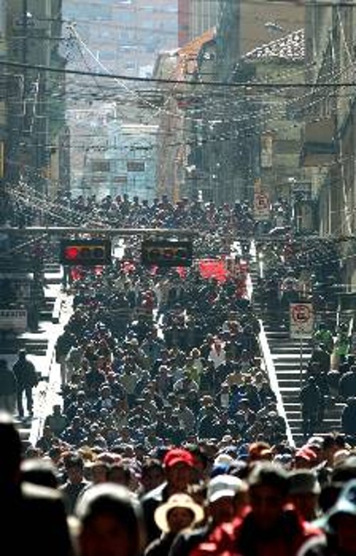 Από τις μεγάλες λαϊκές διαδηλώσεις που οδήγησαν στην παραίτηση Μέσα