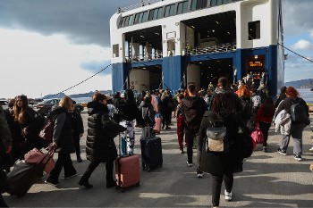 Χιλιάδες άνθρωποι προσπαθούν να φύγουν από το νησί