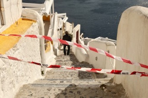 Κορδέλες στην Καλντέρα ή ...πρόληψη για τις κατολισθήσεις