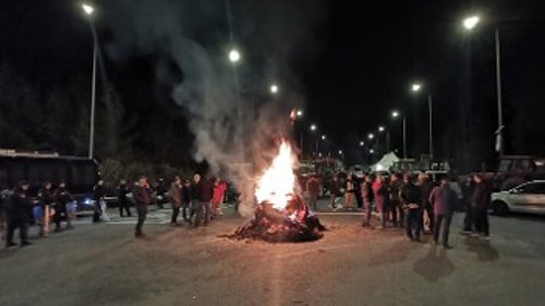 Αποκλεισμός δρόμου στη Γυρτώνη Λάρισας