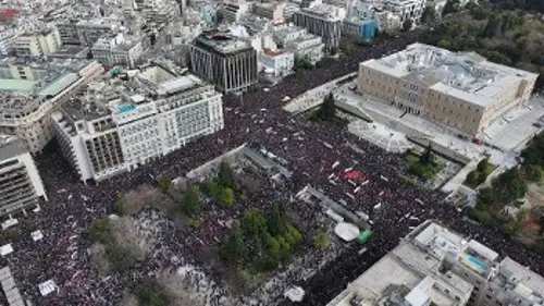 Από την τεράστια απεργιακή συγκέντρωση στο Σύνταγμα στις 28 Φλεβάρη