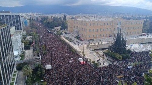 Η Β. Σοφίας γεμάτη με κόσμο