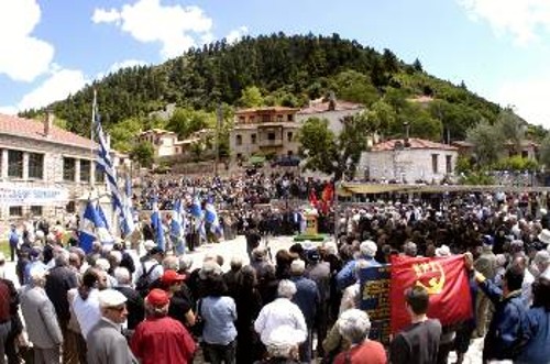 Η συγκέντρωση στην πλατεία των Κορυσχάδων. Αριστερά, το σχολείο όπου έγινε η Εθνοσυνέλευση