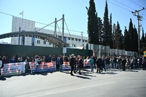 Από την κινητοποίηση εκπαιδευτικών σωματείων ενάντια στην απαράδεκτη απόφαση του υπουργείου