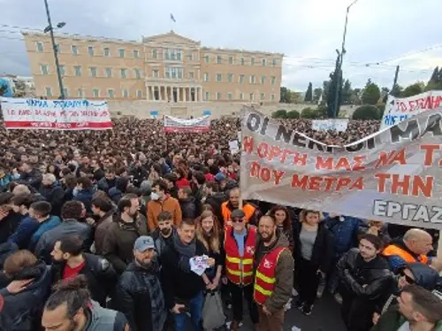 Η αντιπροσωπεία των Γάλλων συνδικαλιστών στην απεργιακή συγκέντρωση στο Σύνταγμα στις 28/2, με τη συμμετοχή και του Τ. Esprit