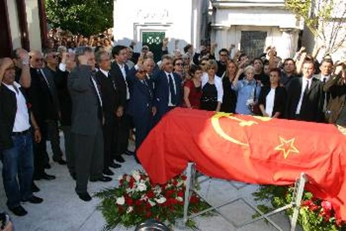 Οι υψωμένες γροθιές αποχαιρετούν και δίνουν όρκο για τη συνέχεια