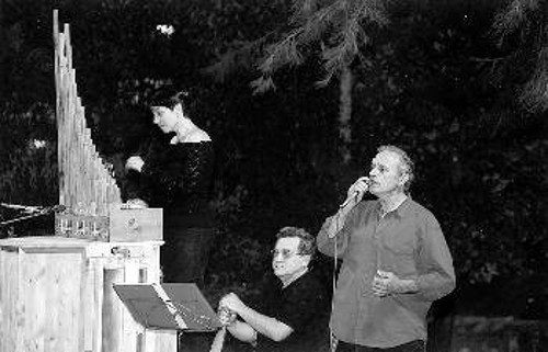 Η Ν. Γκουντούμη - Νικολάου στην «Υδραυλι», ο Γ. Παράσχος (μέσο), ανακατασκευαστής του αρχαίου οργάνου, και ο Γ. Θωμόπουλος