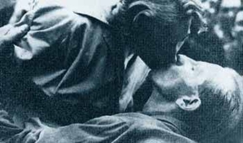 Ο Εμιλ Ζάτοπεκ δέχεται ένα φιλί από τη γυναίκα του Ντάνα για τις επιτυχίες του