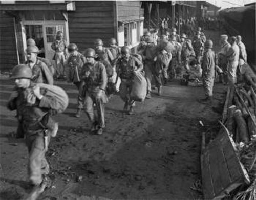 Αμερικανική μεραρχία φθάνει στο σιδηροδρομικό σταθμό της πόλης Ταε Γιον τον Ιούλη του 1950