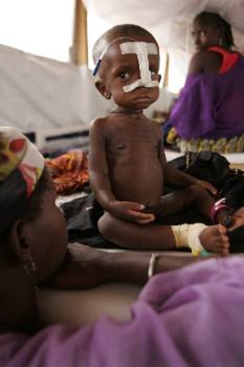 Το μικρό παιδάκι στο Νίγηρα, απροστάτευτο από την πείνα και τις επιδημίες