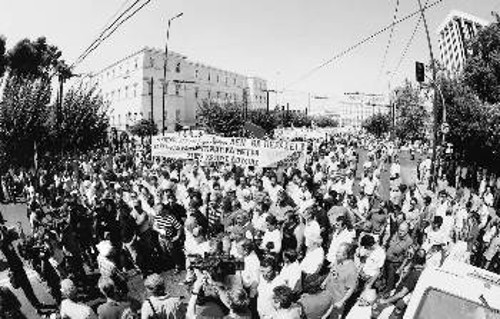 Την ώρα που οι εργάτες διαδήλωναν απέξω, μέσα στη Βουλή, κυβέρνηση και λοιποί υποστηρικτές της «ανταγωνιστικότητας»... ανταγωνίζονταν για το ποιος εκφράζει καλύτερα τις θέσεις του κεφαλαίου