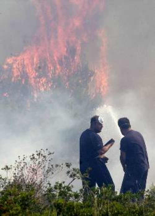 Στη μάχη με τις φλόγες πυροσβέστες και κάτοικοι