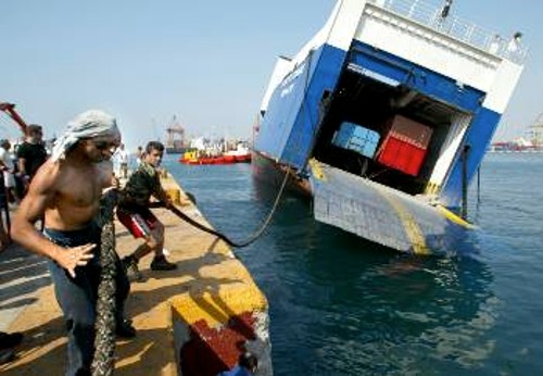 Το σαπάκι παραλίγο να πάει στον πάτο, λίγα μόλις μέτρα από τον ντόκο του λιμανιού...