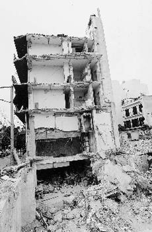 Η πολυκατοικία στη Ν. Φιλαδέλφεια που κατέρρευσε σαν «χάρτινος πύργος» μετά στο σεισμό του '99.