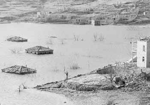 Το 1990 η Αττική αντιμετώπισε σοβαρό κίνδυνο λειψυδρίας. Ο Μόρνος άδειασε τόσο ώστε να αποκαλυφθούν τα ερείπια των χωριών που σκέπασε η τεχνητή λίμνη. Τότε ξεκίνησαν άρον άρον τα έργα ενίσχυσης των αποθεμάτων από τον Εύηνο, που χρυσοπληρώθηκαν λόγω της «επείγουσας ανάγκης», ενώ τα τσουχτερά τιμολόγια της ΕΥΔΑΠ, τάχα για την επίτευξη οικονομίας νερού, παραμένουν ακόμη