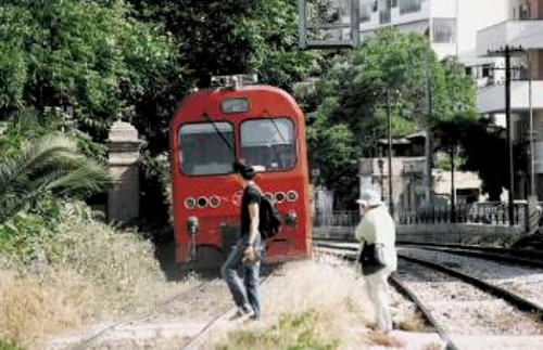 Δαμβέργη και Κωνσταντινουπόλεως: Το τρένο γίνεται αντιληπτό από τον πεζό μόλις λίγα μέτρα πριν τον πλησιάσει...
