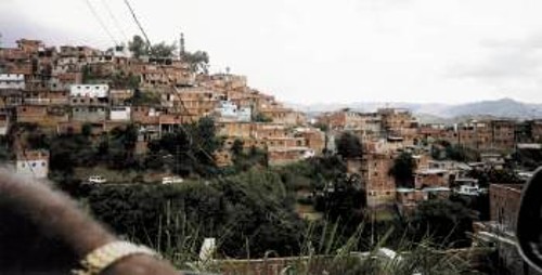 Σε εκατοντάδες λόφους μέσα στο Καράκας «στεγάζονται» εκατομμύρια άνθρωποι ζώντας μέσα σε απέραντη φτώχεια, δημιούργημα του συστήματος και των κυβερνήσεων πριν ξεκινήσει η μπολιβαριανή διαδικασία με τον Πρόεδρο Τσάβες