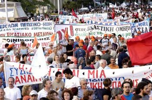 Στις 12 του Νοέμβρη, από το Πανελλαδικό Συλλαλητήριο του ΠΑΜΕ, θα πάρουν απάντηση και οι συμβιβασμένες συνδικαλιστικές πλειοψηφίες, που θέλουν να κλείσουν τους εργαζόμενους στο αντεργατικό μαντρί της Λισαβόνας