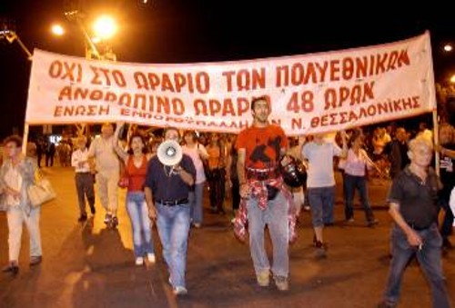 Εργαζόμενοι διαδηλώνουν στη Θεσσαλονίκη κατά της κατάργησης του 8ωρου και γενικά κατά της πλήρους απελευθέρωσης του ωραρίου