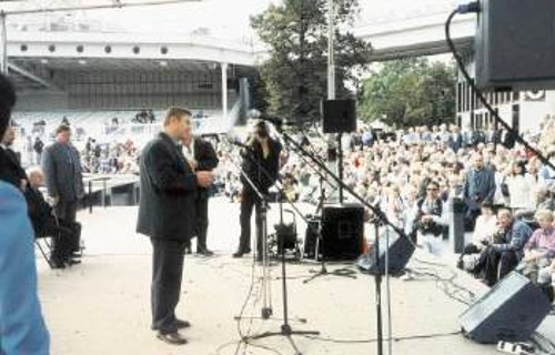 Ο πρόεδρος του ΚΚ Τσεχίας - Μοραβίας, ενώ μιλάει σε εκδήλωση που διοργανώνεται κάθε χρόνο από την εφημερίδα «Χαλό Νοβίνι»