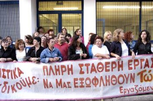 Απ' τα χαράματα στην πύλη, κάθε μέρα, με την έμπρακτη αλληλεγγύη των εργατών και της νεολαίας της Αθήνας να δυναμώνει κάθε αγωνιστικό τους βήμα