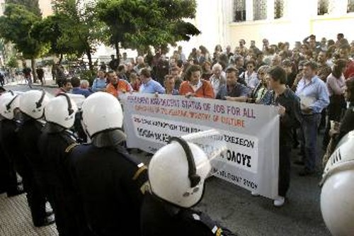 Οκτώβρης 2005: Ενα χρόνο μετά το χτύπημα τα ΜΑΤ εξακολουθούν να «φυλάνε» το ΥΠΠΟ