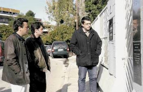 Η αντιπροσωπεία της ΚΝΕ έξω από την πρεσβεία της Τσεχίας στην Αθήνα