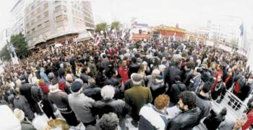 Πλημμύρισε απεργούς εργάτες χτες η πλατεία Εθνικής Αντίστασης, στη μεγάλη συγκέντρωση του ΠΑΜΕ