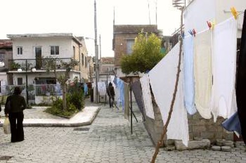 Τα Προσφυγικά.Στη γειτονιά που κάποιοι έχουν ξεχάσει να εντάξουν στο πρόγραμμα «καλλωπισμού» ενόψει της Πολιτιστικής Πρωτεύουσας του 2006
