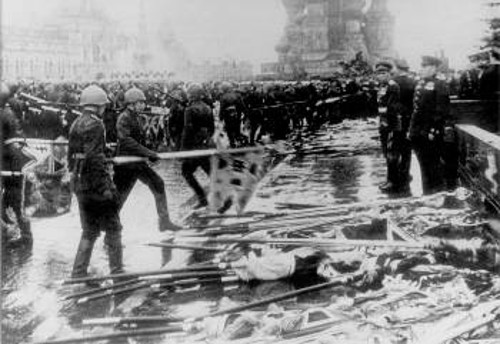 Οι θριαμβευτές του μεγάλου αντιφασιστικού πολέμου, άντρες του Κόκκινου Στρατού, ενώ πετάνε τα ναζιστικά λάβαρα στην Κόκκινη Πλατεία. Οι σημερινοί «δημοκράτες» του Ευρωπαϊκού Συμβουλίου ζητάνε την καταδίκη τους...