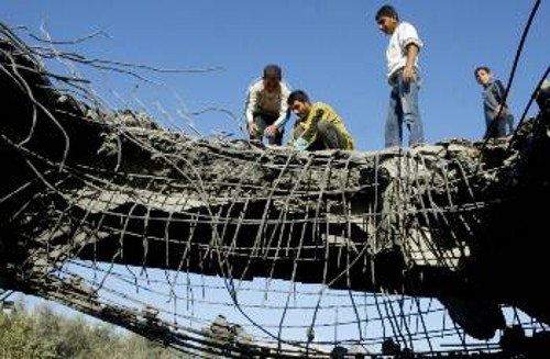 Ο,τι έμεινε σε γέφυρα, μετά από ισραηλινή επιδρομή στα περίχωρα της Γάζας