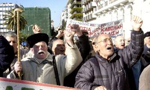 Με δυναμισμό και αποφασιστικότητα διαδήλωσαν και χτες οι συνταξιούχοι, απαιτώντας όσα τους «αρπάζει» η αντεργατική πολιτική της κυβέρνησης και της ΕΕ