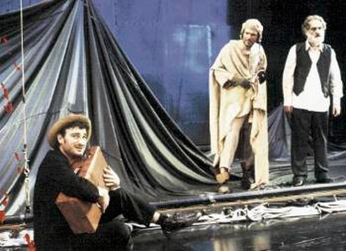 «Βασιλιάς Ληρ» πάνω, «Versus» στην Πειραματική Σκηνή πάνω δεξιά, Γκραβούρα, εμπνευσμένη από τον «Φάουστους» του Μάρλοου κάτω δεξιά