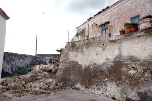 «Τα ιδιωτικά κτίρια δεν περνάνε από κανέναν έλεγχο», σημειώνει ο Κ. Μακρόπουλος, όταν το 70% του συνόλου των κτιρίων είναι χτισμένα πριν το 1980 (φωτ. από τον πρόσφατο σεισμό).